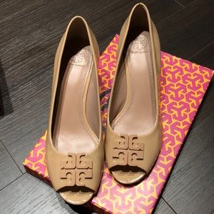 Nude peep toe Tory Burch Wedges